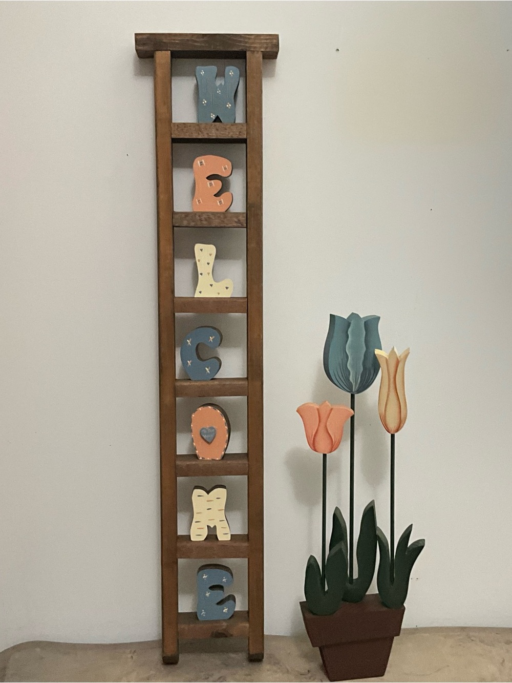 VTG Handcrafted Wooden Folk Art Decor Welcome Ladder & Tulips